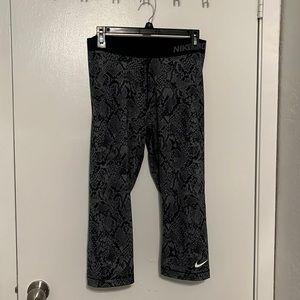 Like new Nike Pro crop leggings